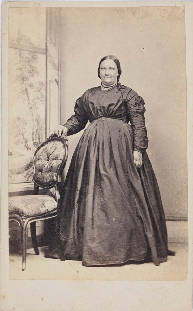 Unidentified female, nineteenth-century Parramatta. 1860s. Old Parramatta. Old Parramattan. Carte de visite. Burgin.